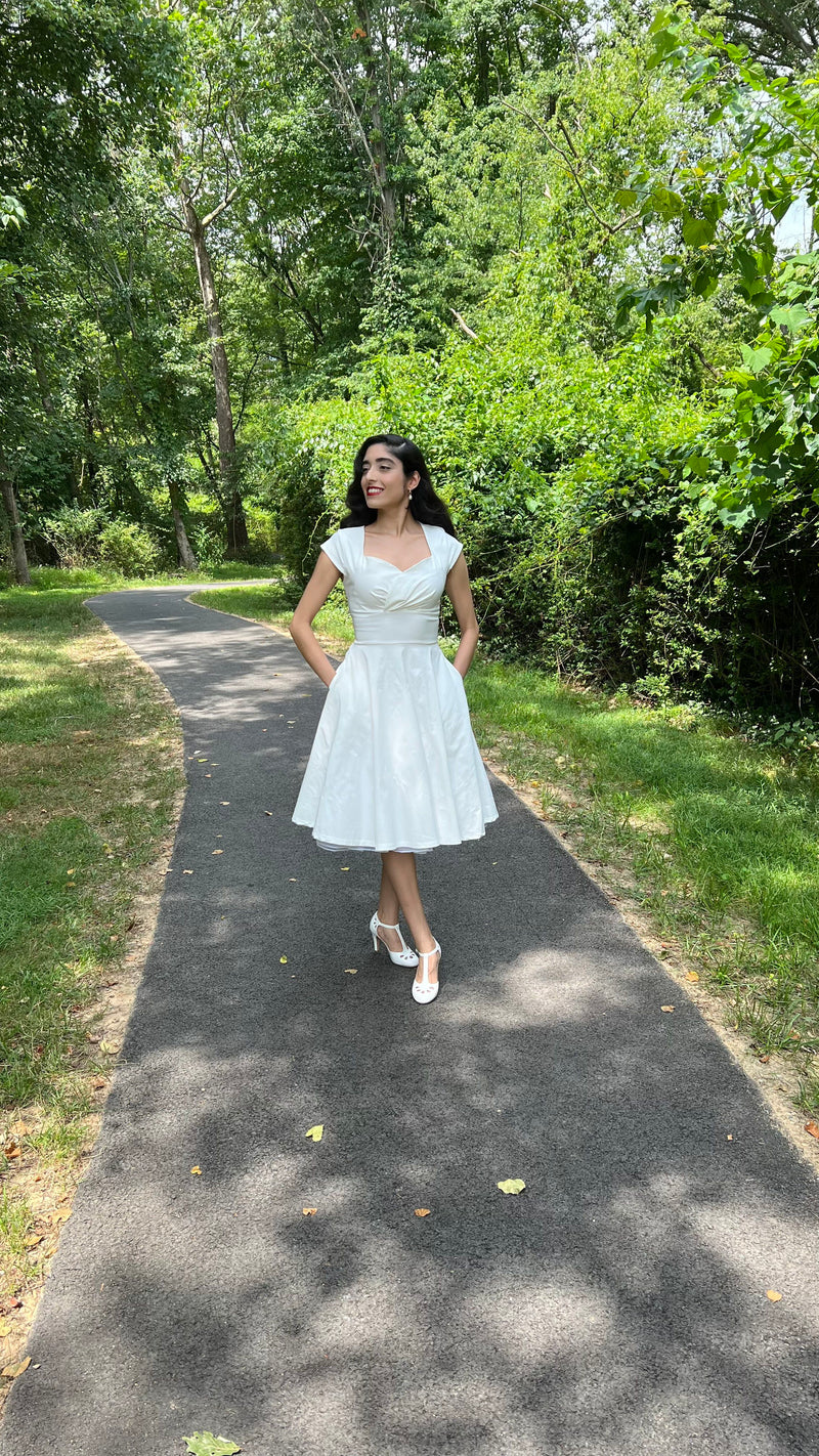 1950s Women`s Short Sleeve  Sweetheart Neckline Ivory Vintage Party Dress