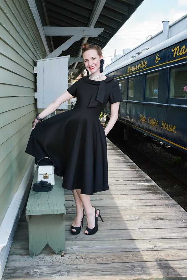 1950s  Vintage  Black Dress  With  Roller Collar